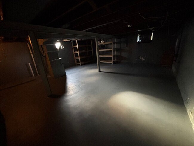 Building Photo - Charming 3 bedroom home