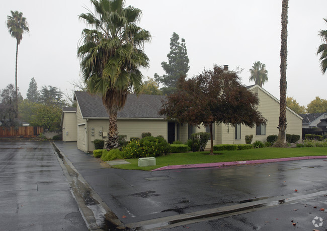 Primary Photo - Glennwood Condominiums