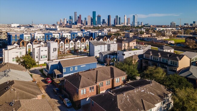 Building Photo - 3414 Home St