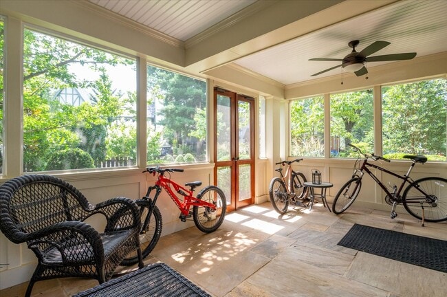 Building Photo - Exceptional Living in the Heart of Arlingt...