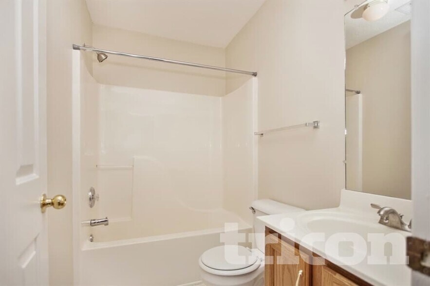 Building Photo - 2041 Glastonbury Dr