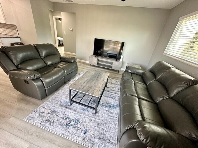 Building Photo - 460 Base Ave E