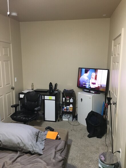 Bonus Room - 2935 Johnson Ave