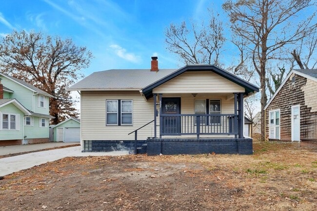 Primary Photo - 637 S Holyoke St