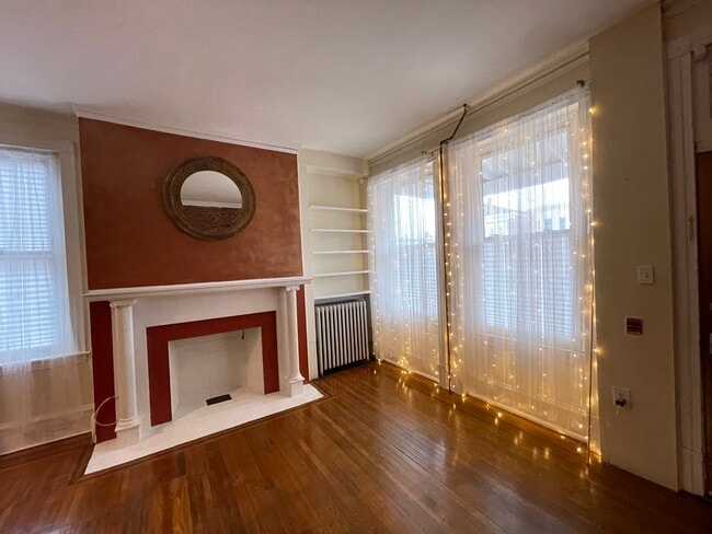 Primary Photo - 4922 Warrington Ave