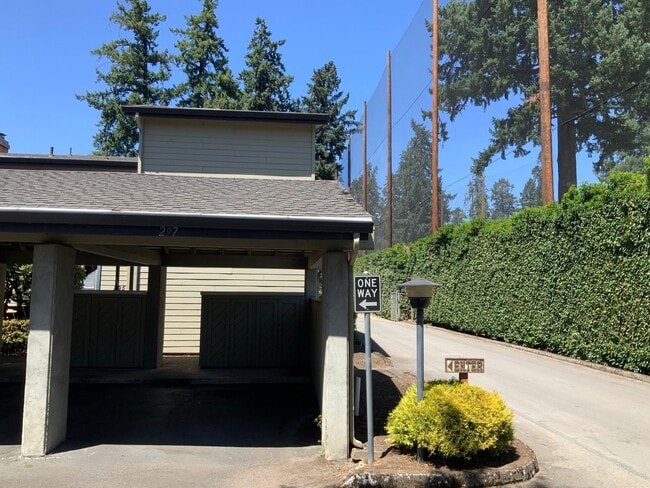 Building Photo - 2 Bedroom Condo on Country Club Road