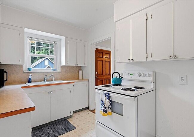 Building Photo - 514 5th St NE