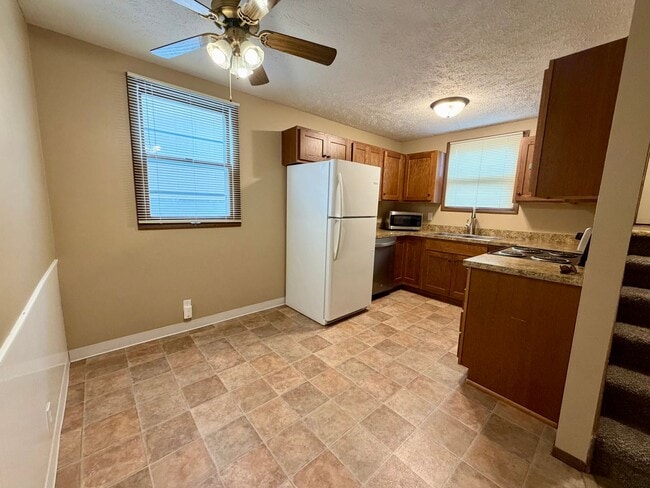 Building Photo - 2 bed 1 bath ground level duplex