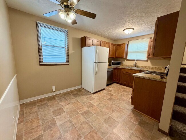 Building Photo - **COMING SOON** 2 bed 1 bath ground level duplex
