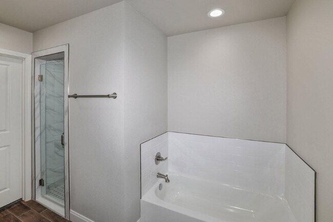 Building Photo - 7617 Woodford Ave