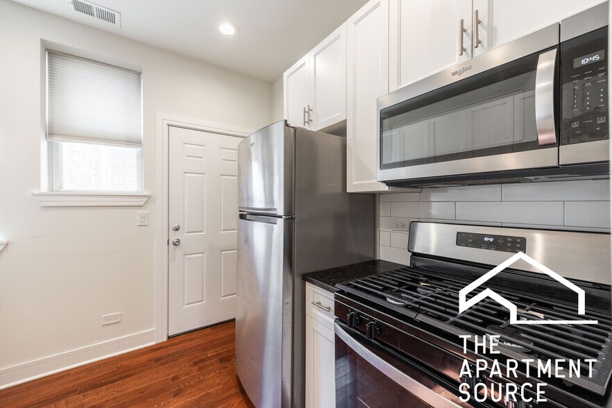 Building Photo - 1151 W Lunt Ave