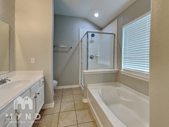 Building Photo - 7014 Crescent Moon Dr