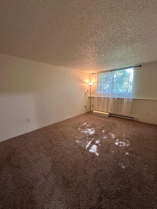 Building Photo - Bottom floor unit close to airport