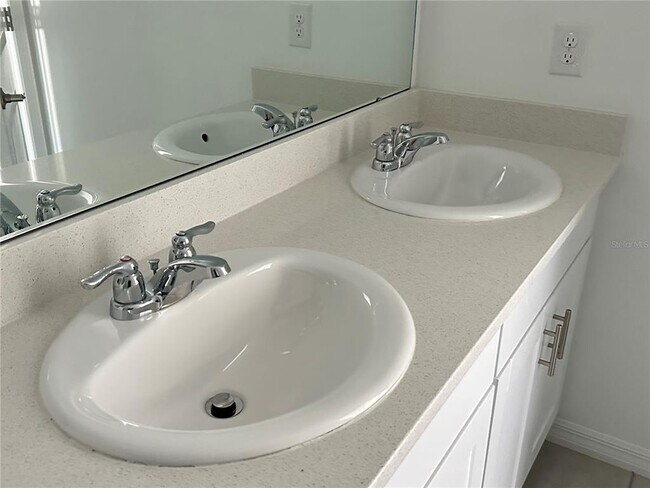 Building Photo - 2946 Canary Ave