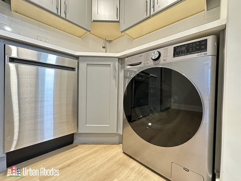 Building Photo - 1212 N La Salle Dr