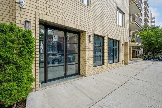 Building Photo - 1251 E 19th St