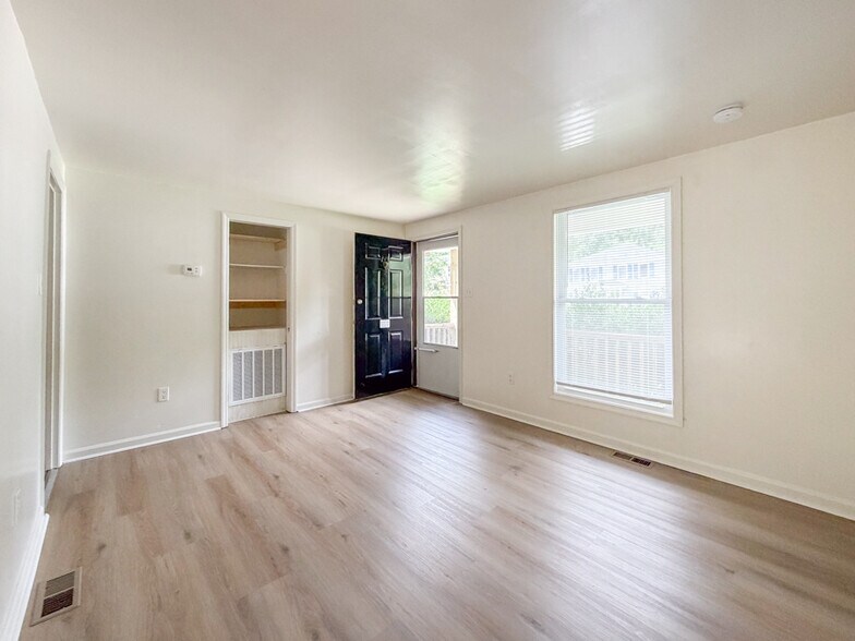 Building Photo - 35 Fox Hill Dr