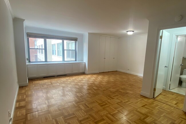 Building Photo - 15 W 72nd St