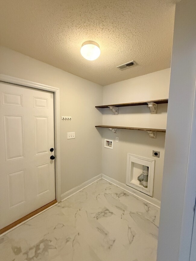 Building Photo - 211 High Green Dr