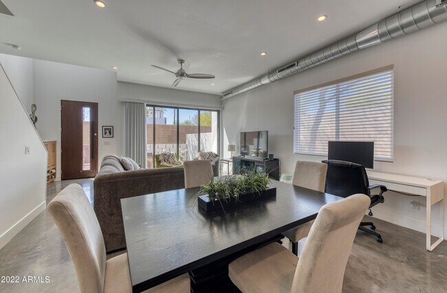 Building Photo - 540 W Mariposa St