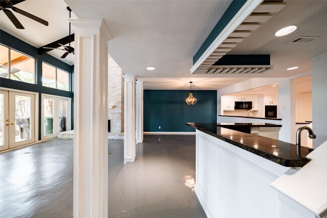 Building Photo - 5918 San Felipe St