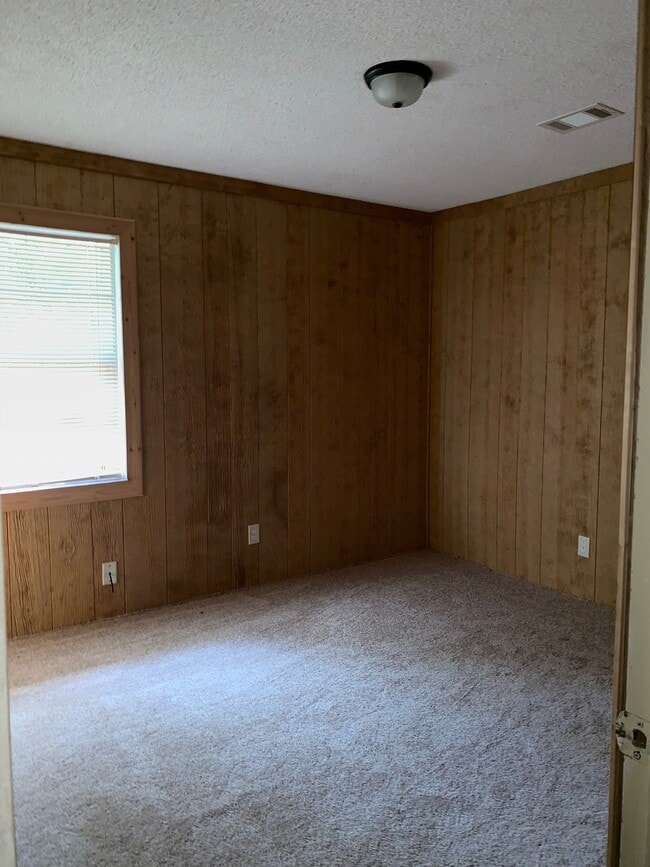 Building Photo - 3 Bed 1.5 Bath Pet Friendly Home