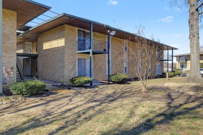 Building Photo - SPRING SPECIAL!! FIRST MONTH FREE on this Two Bedroom Condo, Second Floor, across from Madison Pa...