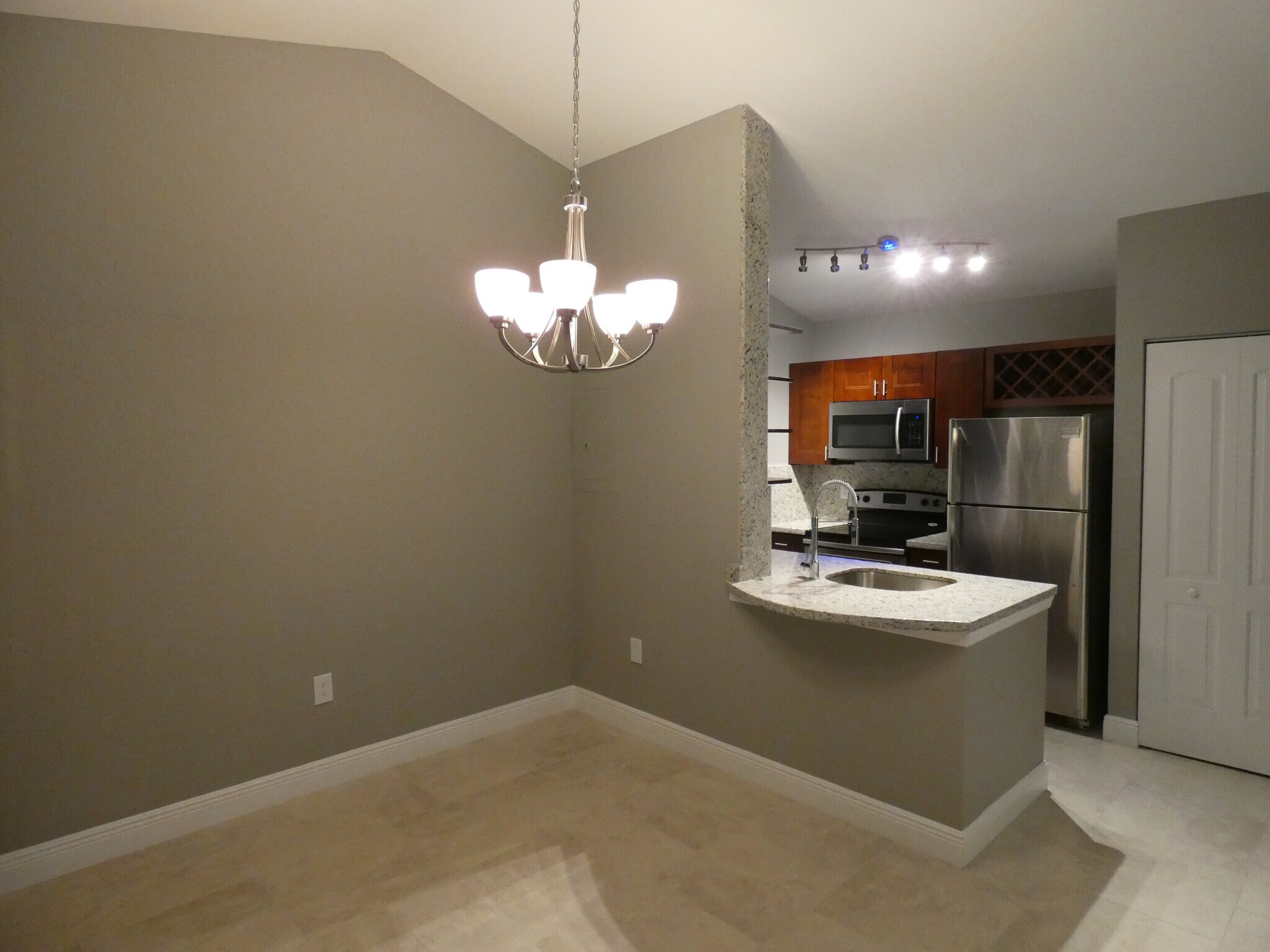 Building Photo - 2851 N Oakland Forest Dr