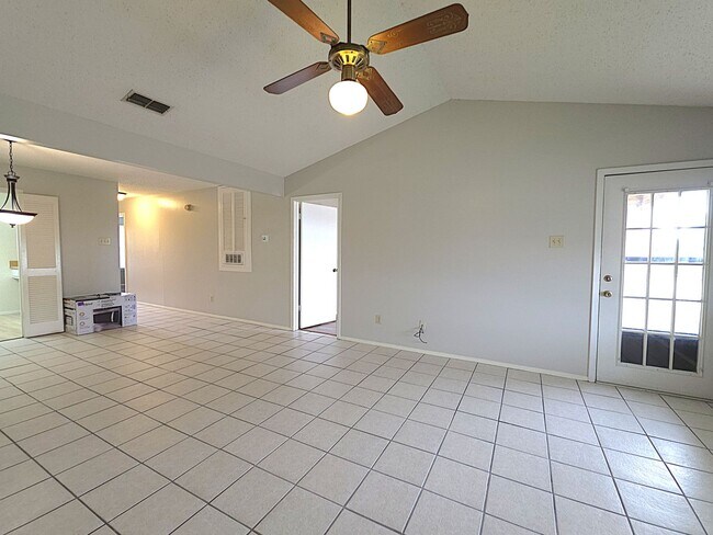 Building Photo - Get ready to fall in love with comfortable, carefree living at Courtyard Condominiums in Tyler, TX!