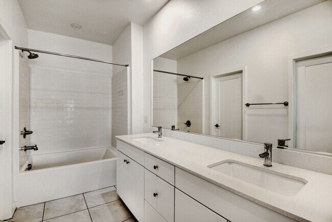 Building Photo - Stylish 2-Bedroom Townhome in Southwest Las Vegas