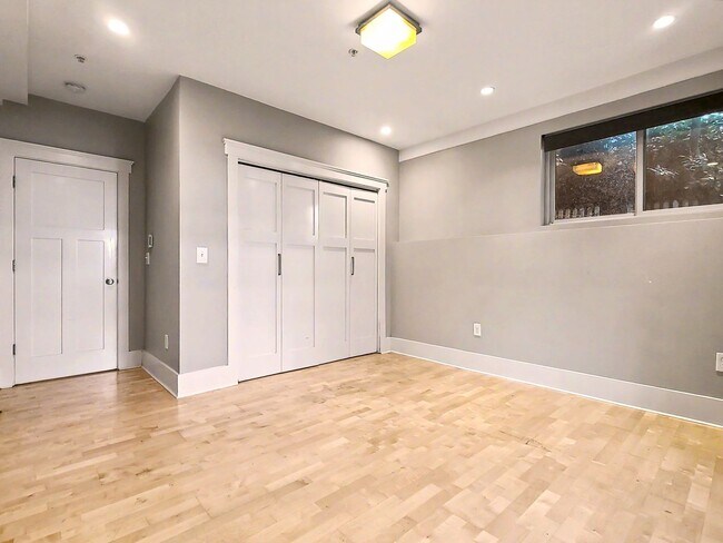 Building Photo - AVAILABLE NOW! Modern Capitol Hill 2 Bedroom Apartment, W/S/G Utilities Included!