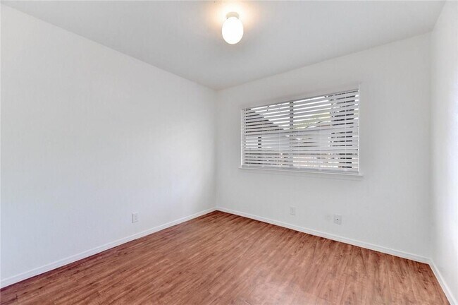 Building Photo - 11904 Broad Oaks Dr