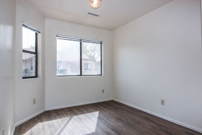 Building Photo - 8460 E Lakeshore Dr