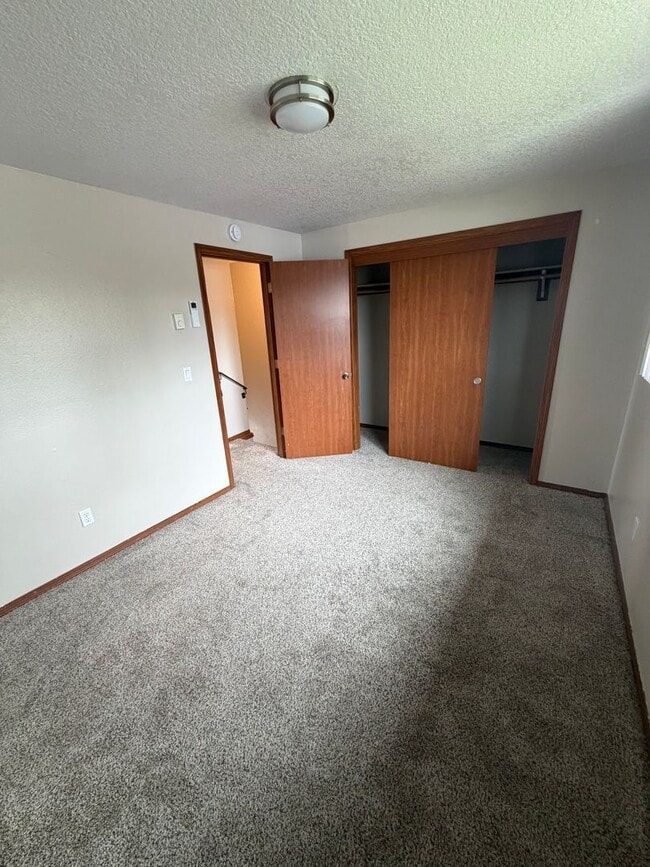 Building Photo - 1ST  FULL  MONTH'S  RENT  FREE    Pet-friendly Townhouse Near Parks and Downtown Newberg Showings...