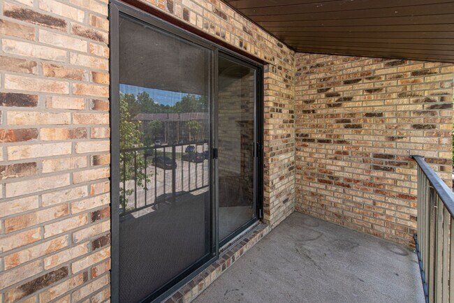 Building Photo - 2 Bedroom Condo Available