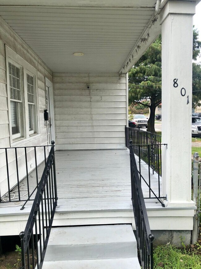 Building Photo - 801 Solomon Pl