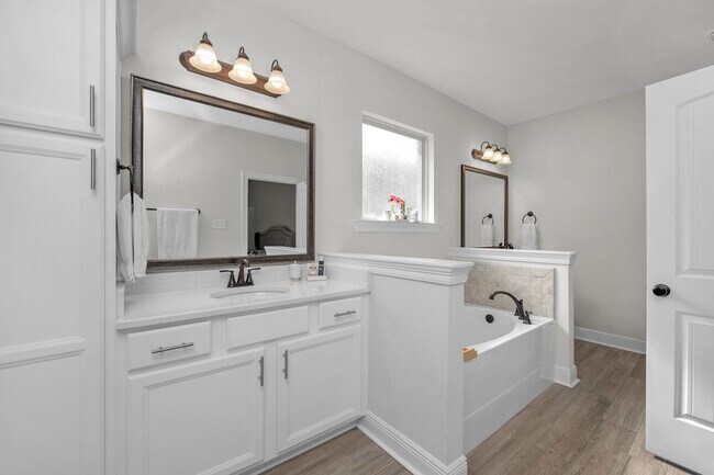 Building Photo - 5718 Oak Hvn Ln