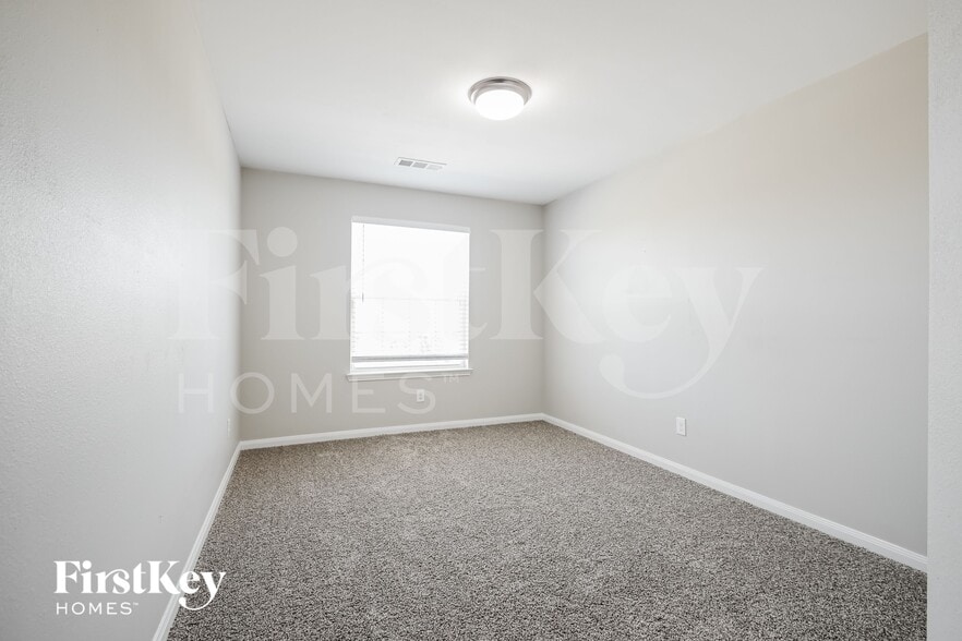 Building Photo - 710 Shady Meadow Ln