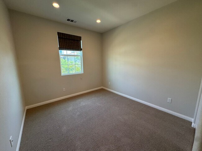Building Photo - Charming 3-bedroom 2.5 bath nestled inside...