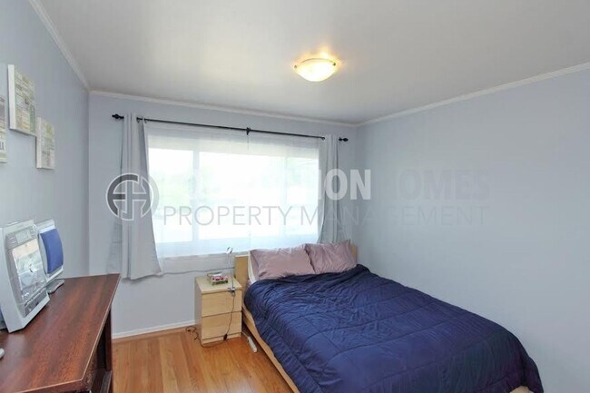 Building Photo - Santa Venetia Charmer 3BD+/2BA-Pool- FOUND...