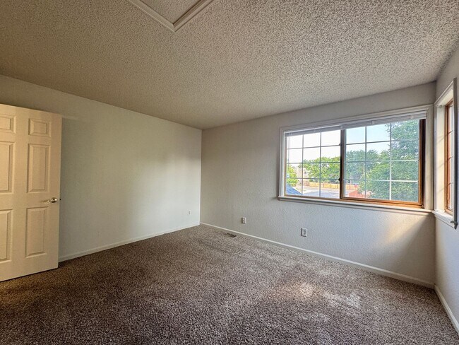 Building Photo - 2404 S Holman Cir