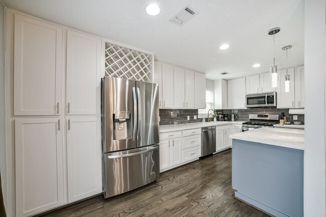 Building Photo - 5719 Viking Dr