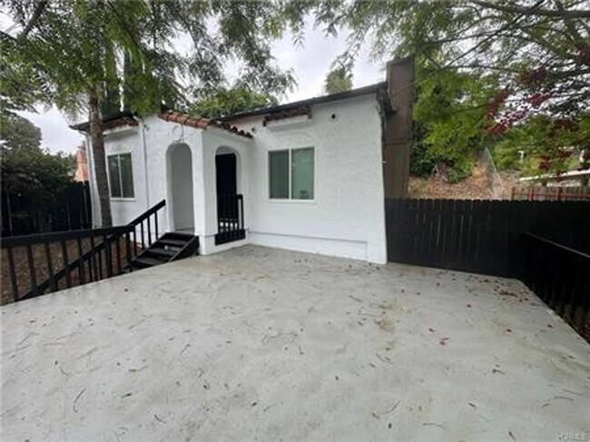 Building Photo - 3bed/1bath -- RENT TO OWN/SELLER FINANCE O...