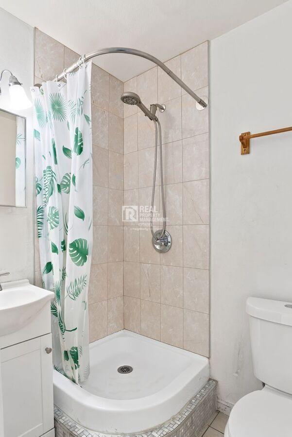 Building Photo - 3009 Canyon Crest Dr