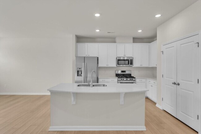 Building Photo - Stylish 3BR/2.5BA Craftsman Townhome with Modern Finishes in Pendleton! $1,700/mo rent