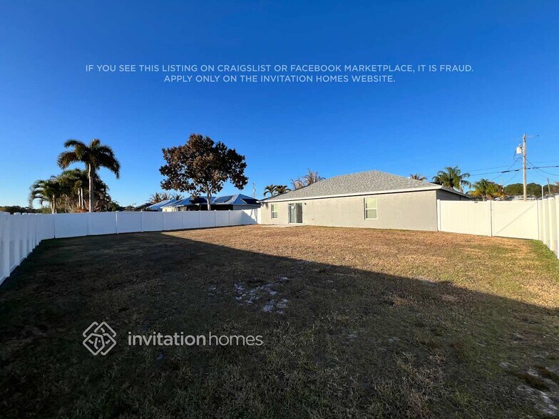 Building Photo - 2261 SE Heathwood Cir