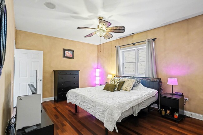 Building Photo - 2222 W Belmont Ave