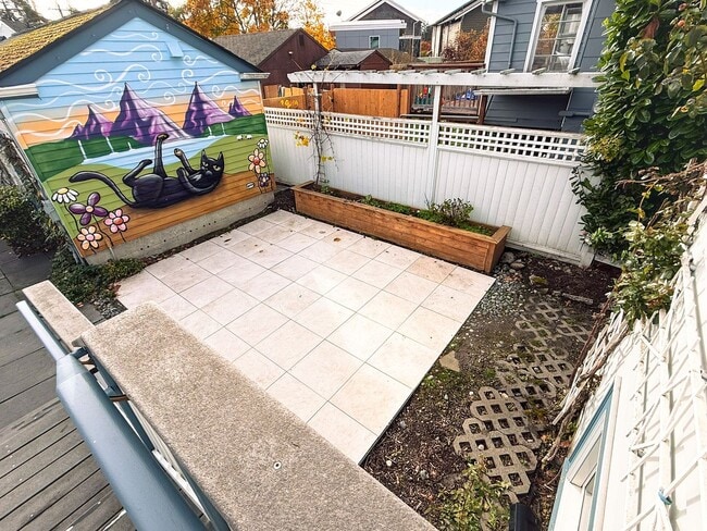Building Photo - STEPS to Green Lake! 3BR Tudor Home w/ Lan...