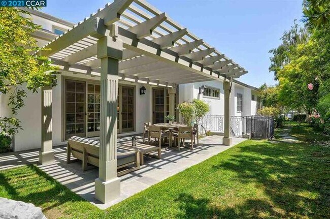 Building Photo - Beautifully Updated 5-Bedroom Home in Prim...