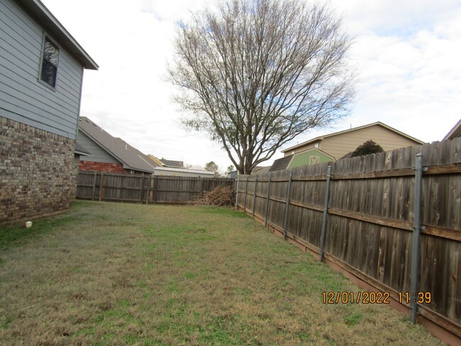 Building Photo - Crown Pointe Area!! PETS ARE NEGOTIABLE WI...